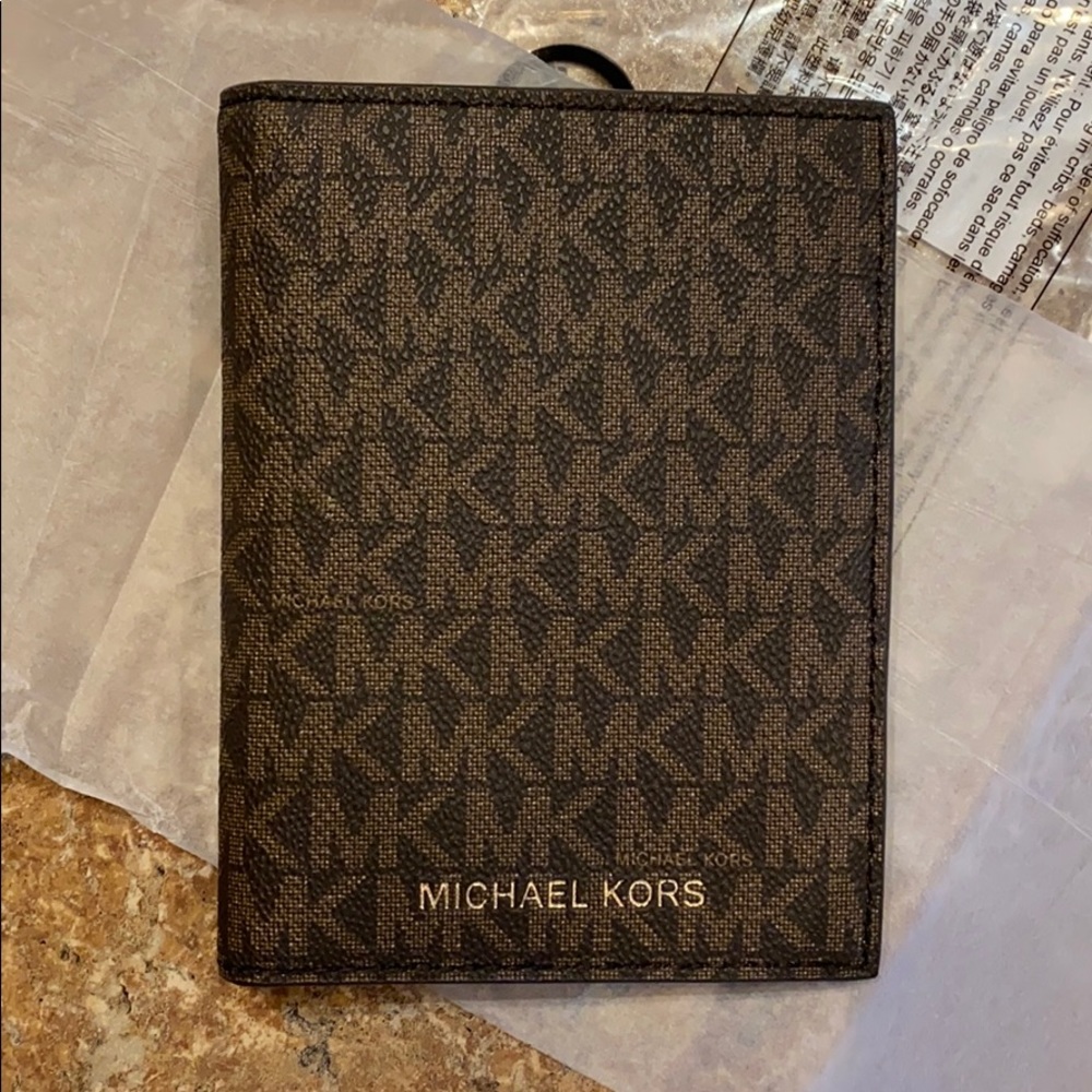 Michael Kors passport/wallet